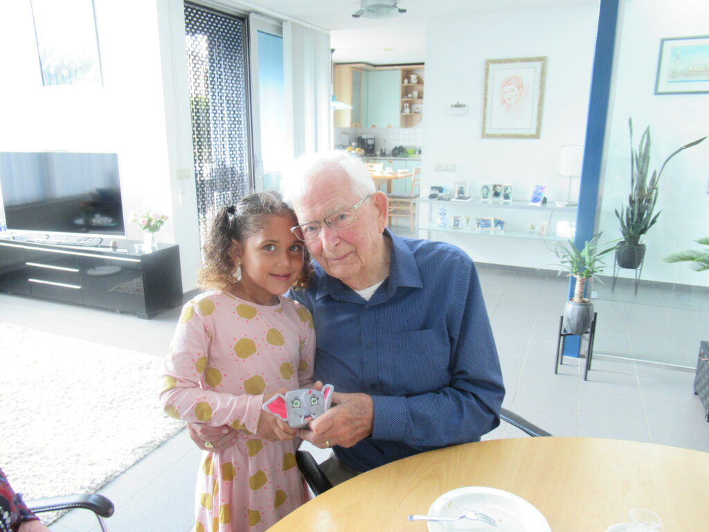 Fons Castermans met zijn achterkleinkind Gioia Castermans op zijn 96ste verjaardag