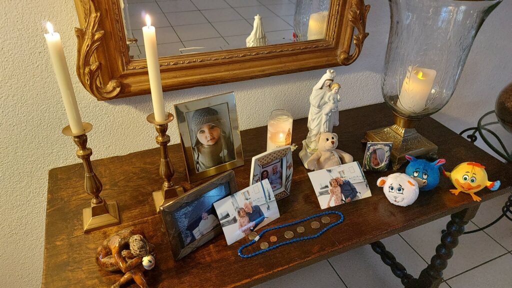 Gedenktafel van Gioia Castermans (2017) voor haar overgrootvader Fons Castermans. Over de munten die Gioia er gelegd heeft, zei ze: “Dan kan opa Fons in de hemel cadeautjes kopen voor oma Riet en oma Grace.”