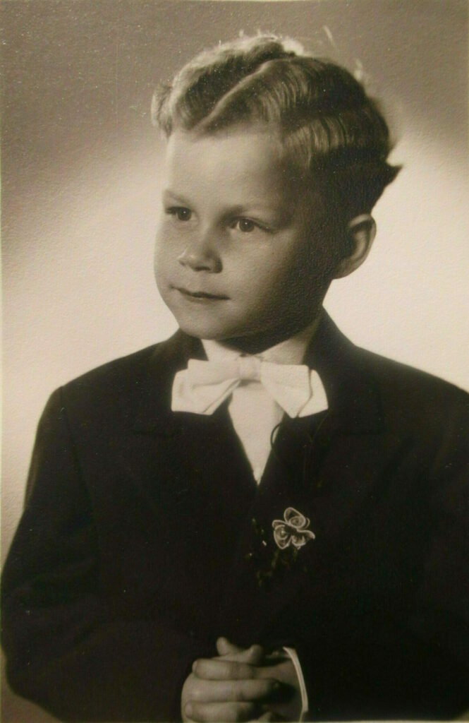 Henri Castermans als communicant, 6 jaar oud, van dit leuke jongetje is helaas alleen nog maar wat as over, zijn urn is bijgezet in graf D/II/0092 (lees: D/2/0092) van begraafplaats Zorgvlied in Amsterdam