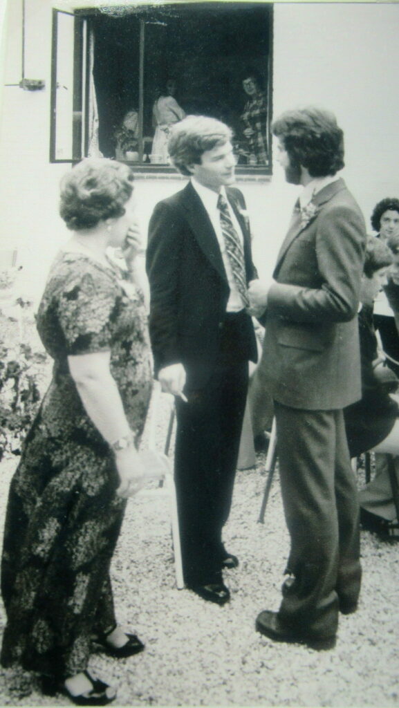 Henri Castermans toen hij 24 jaar was, helaas met een kankerstok in zijn rechterhand, rechts Lou Castermans op diens trouwdag, links diens schoonmoeder Trees Roosen, rechts van Lou zit Michael Davison (Michael John Charles Davison), boven hem zit Roger Cimmermans