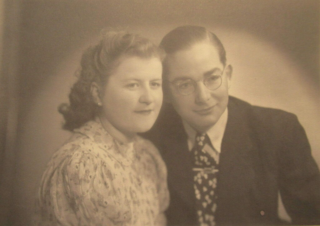 Riet Janssen (21 jaar op deze foto) en Fons Castermans (19 jaar op deze foto) als verliefd stel. Dit knappe koppel had zo de hoofdrollen van een James Bondfilm kunnen vertolken: Fons Castermans als James Bond en Riet Janssen als Bondgirl.