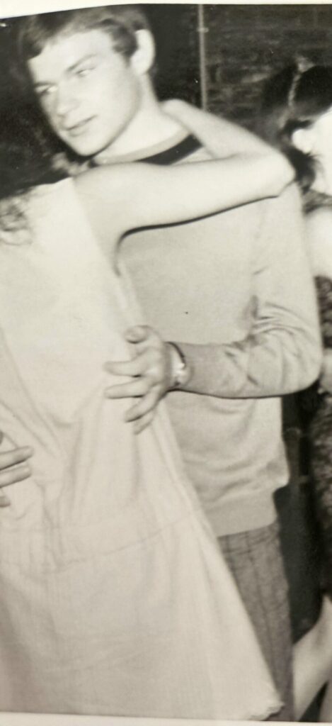 Een verliefde Henri Castermans met waarschijnlijk zijn eerste vriendin, Julia Janssen, toen hij, ik denk, 16 of 17 jaar was (om privacyredenen noem ik niet haar echte naam). Ik heb contact met haar opgenomen om haar mee te delen dat Henri helaas overleden is. Ze bedankte me daarvoor, condoleerde me en stuurde me de enige foto die ze van Henri heeft.