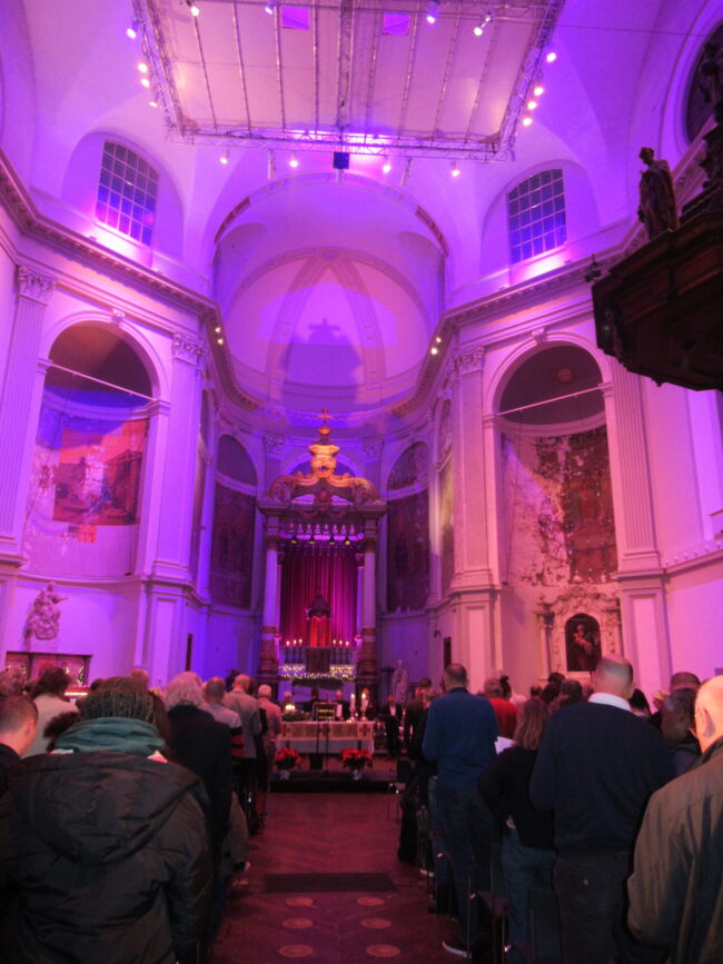 Oecumenische Basisgemeente De Duif kerstnacht 24 december 2024 met de gebedsintentie 'Moge Henri Castermans nu gelukkig zijn in de hemel'
