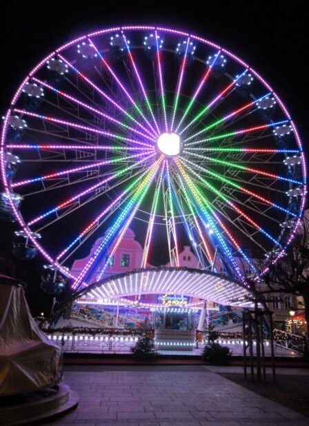 Prachtig verlicht reuzenrad op kerstmarkt van Cottbus in 2024 - fotografie: Robert Castermans Prachtig verlicht reuzenrad op kerstmarkt van Cottbus in 2024 - fotografie: Robert Castermans