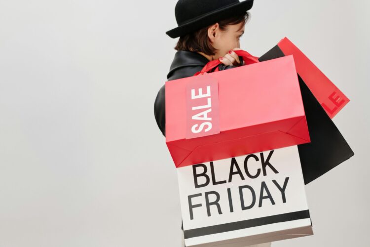 Onderhandelen over korting kan dagelijks, je hoeft niet te wachten tot Black Friday of de sale (opruiming, uitverkoop) - foto door Max Fischer
