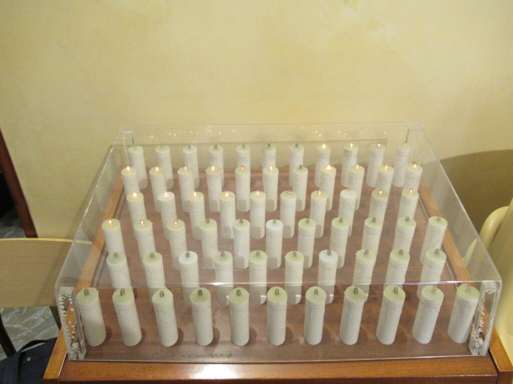 De twee onderste en meest rechtse devotielichtjes zijn voor Henri Castermans (1950-2023) – fotografie: Robert Castermans