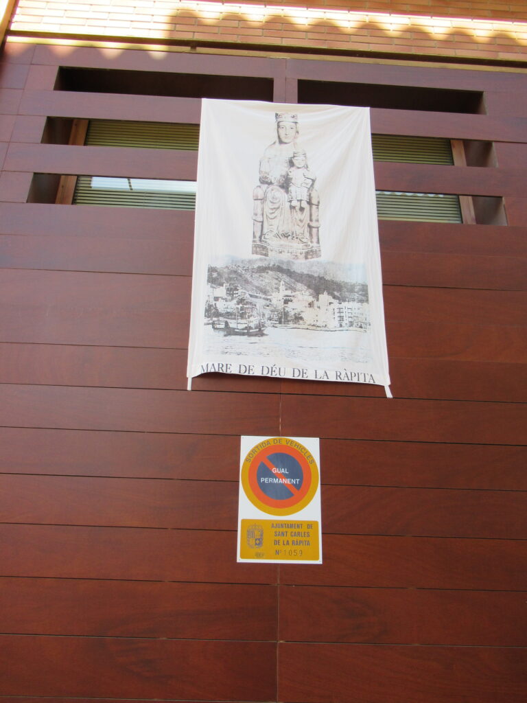 Deze doek met ‘Mare de Déu de La Ràpita’ hangt voor vele huizen – fotografie: Robert Castermans
