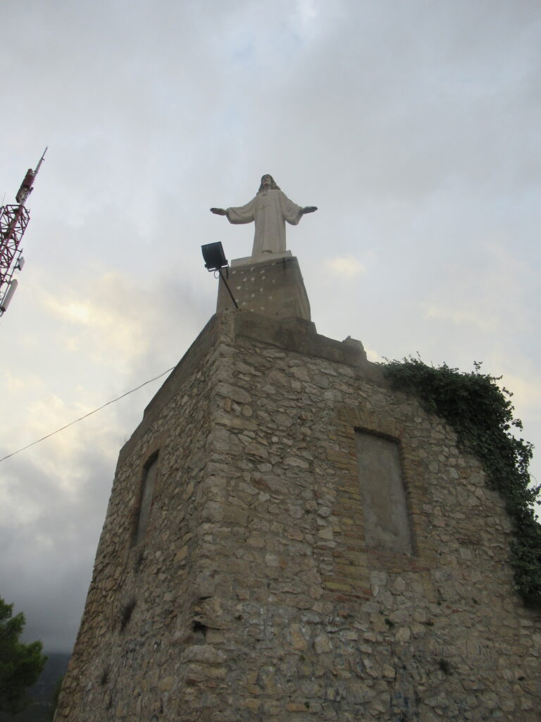 Standbeeld van Christus in La Ràpita op een berg – fotografie: Robert Castermans